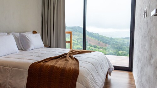 Casa c/ Piscina e Vista Panorâmica | Bueno Brandão
