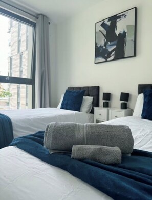 Iron/ironing board, WiFi, bed sheets - Luxury 2 bed Apartment Near Canary Wharf (London)