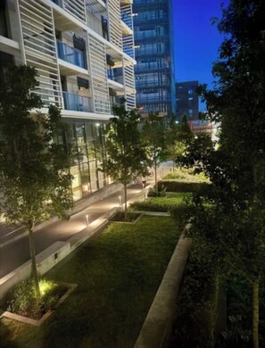 Property grounds - Luxury 2 bed Apartment Near Canary Wharf (London)