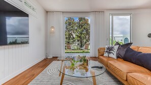 TV - Azure- Coastal retreat (Kingscliff)