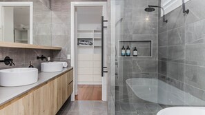 Hair dryer, towels, soap, shampoo - Azure- Coastal retreat (Kingscliff)
