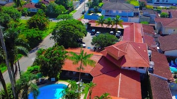 Voorkant accommodatie - avond/nacht