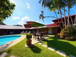 Una piscina al aire libre