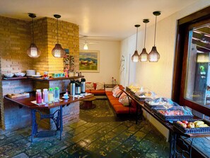 Free daily buffet breakfast  - Pousada Recanto das Palmeiras Itagua - Ubatuba (Ubatuba)