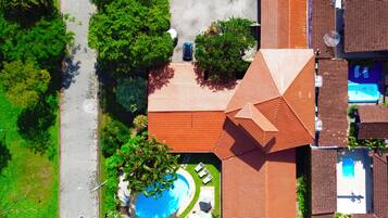 Fachada da propriedade à noite