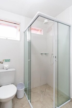 标准双床房 | 浴室 | 淋浴设施、免费洗浴用品、毛巾、肥皂