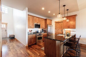 Fridge, microwave, oven, stovetop - Discover elegance at this 3-bedroom retreat in Park City's Black Rock Ridge. (Kamas)