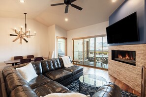 TV, fireplace - Discover elegance at this 3-bedroom retreat in Park City's Black Rock Ridge. (Kamas)