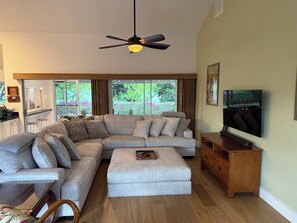 Smart TV - Hale Ho'onanea 3-bedroom house in Kailua-Kona with AC, steps to the ocean (Kailua-Kona)