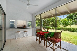 Outdoor dining - Hale Ho'onanea 3-bedroom house in Kailua-Kona with AC, steps to the ocean (Kailua-Kona)