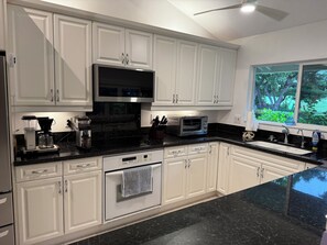 Fridge, microwave, oven, stovetop - Hale Ho'onanea 3-bedroom house in Kailua-Kona with AC, steps to the ocean (Kailua-Kona)