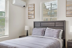 2 bedrooms, WiFi, bed sheets - Stylish New-Build Suite • Downtown Hot Springs (Hot Springs)