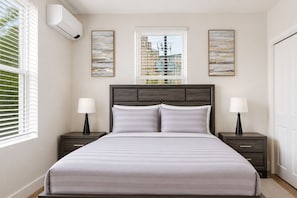 2 bedrooms, WiFi, bed sheets - Stylish New-Build Suite • Downtown Hot Springs (Hot Springs)