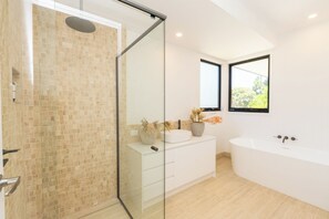 Towels, soap, toilet paper - Tree House by the Sea - Brand New Coastal Retreat with Ocean Views (Point Lookout)