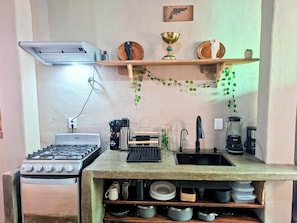 Uuni, kahvin-/teenkeitin, tehosekoitin