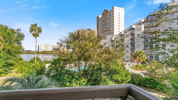 Apartemen Comfort, 1 Tempat Tidur King dengan tempat tidur Sofa, Hewan Peliharaan Dilarang | Pemandangan balkon