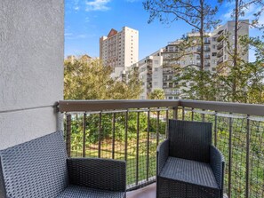 Comfort Studio, Pets Not Allowed, Park View | Living area | 32-inch Smart TV with cable channels - JS LUXURY VACATION (Orlando)