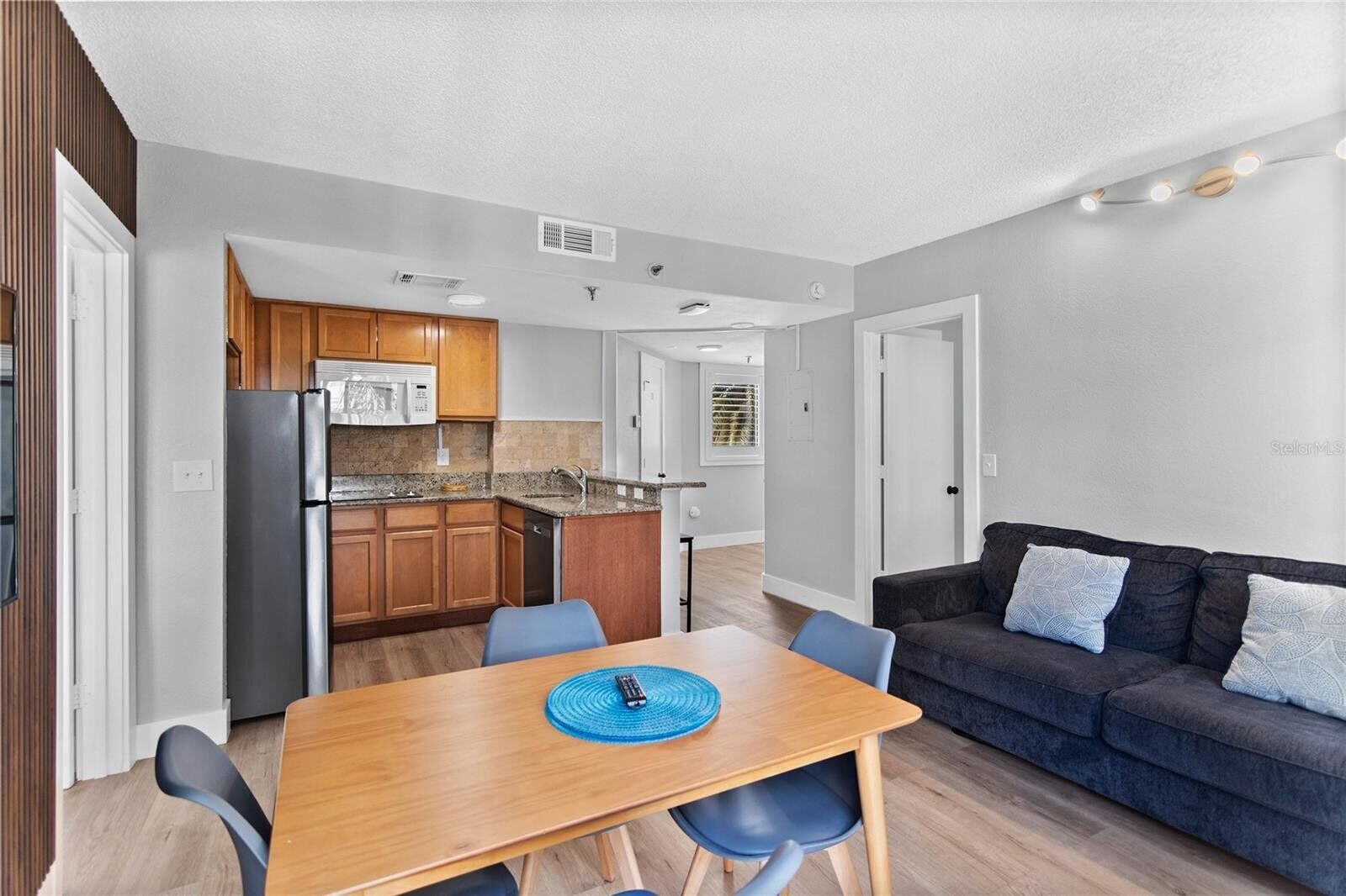 Ein modernes Apartment mit Küche, Essbereich und Wohnzimmer.