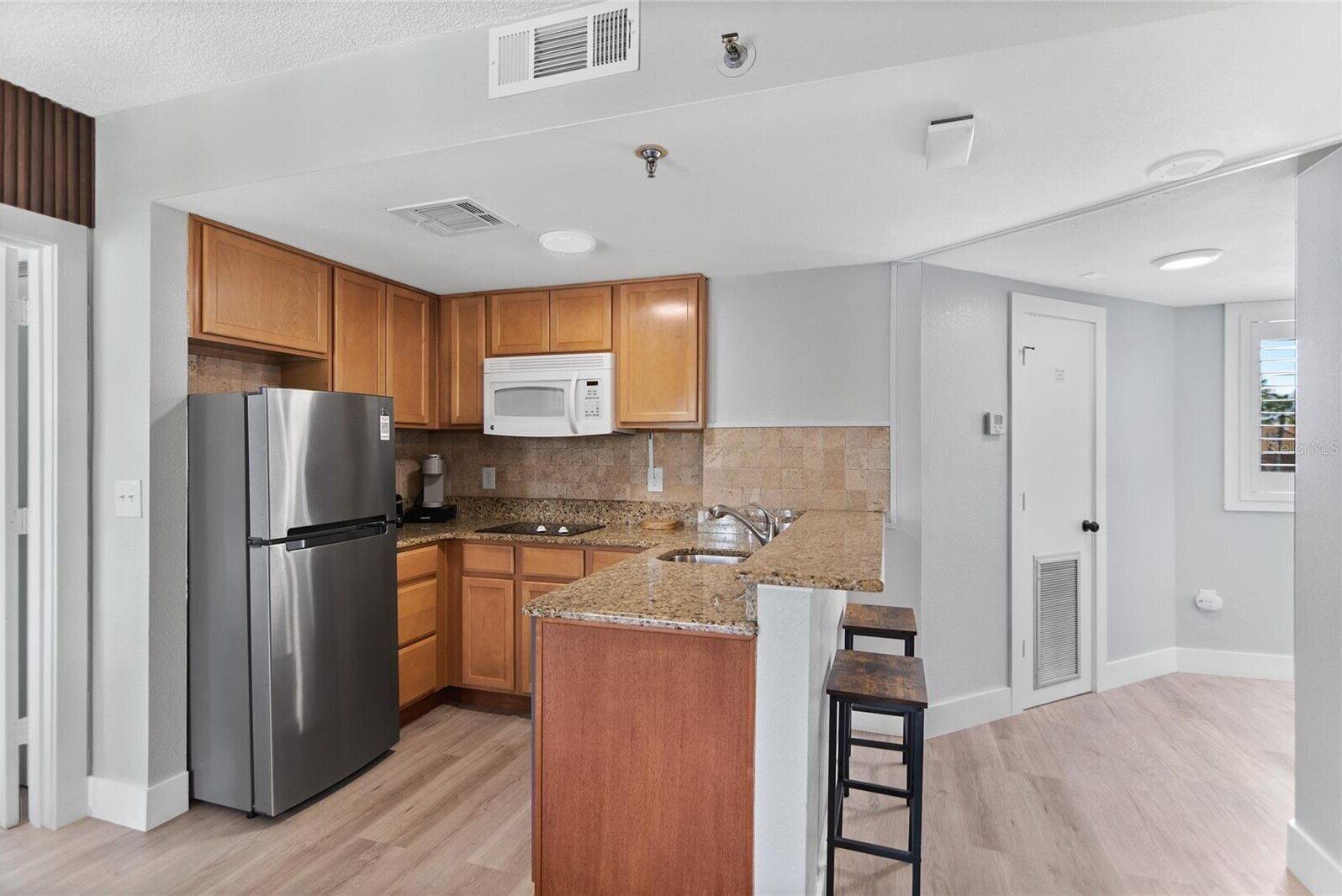 Microwave, dishwasher, cookware/dishes/utensils