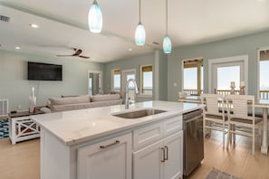 Interior - NEW! Parrot Dice. On the beach, pool (Dauphin Island)