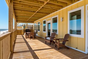 Outdoor dining - NEW! Parrot Dice. On the beach, pool (Dauphin Island)