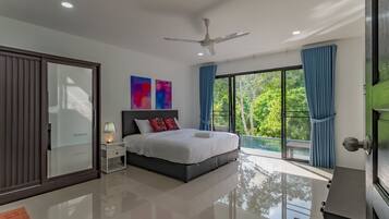 Villa, privat basseng, utsikt mot høyde | Sengetøy av topp kvalitet, safe på rommet og strykejern/-brett