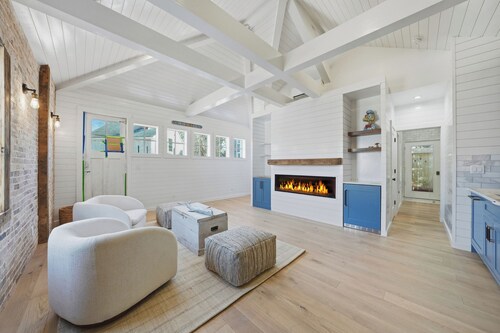 “KnickKnack”~ Cozy 1-bedroom cottage downtown in a wonderful location with AC