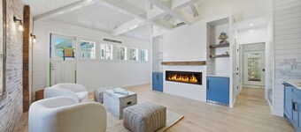 “KnickKnack”~ Cozy 1-bedroom cottage downtown in a wonderful location with AC