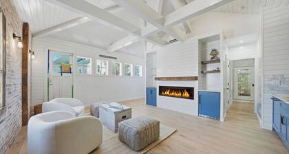 “KnickKnack”~ Cozy 1-bedroom cottage downtown in a wonderful location with AC