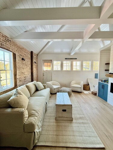 “KnickKnack”~ Cozy 1-bedroom cottage downtown in a wonderful location with AC