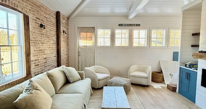 “KnickKnack”~ Cozy 1-bedroom cottage downtown in a wonderful location with AC