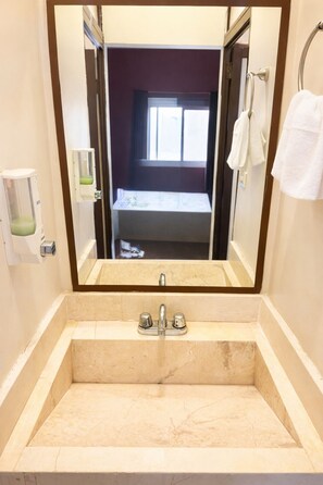 Habitación estándar | Baño | Regadera, jabón, shampoo, papel de baño 