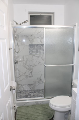 Shower, hair dryer, towels, soap. Lovely home 3 -bedroom apartment in center of Providence for a relaxing stay!