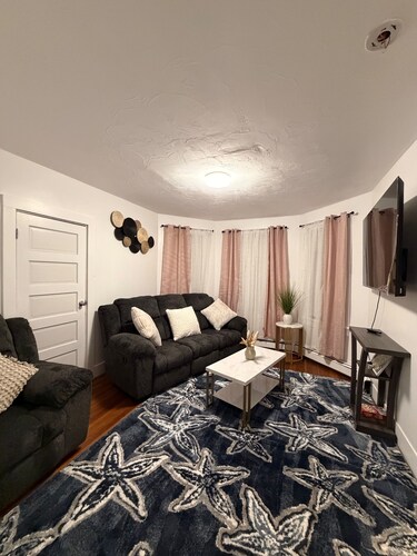 Lovely home 3 -bedroom apartment in center of Providence for a relaxing stay!
