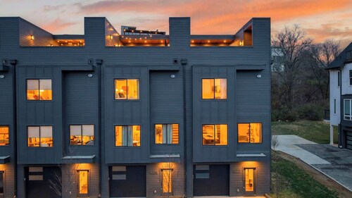 Girls Night Out by Avantstay Private Karaoke Lounge + Hot Tub + Rooftop + Downtown Views