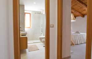 Ein modernes Badezimmer mit Waschbecken, Toilette und Dusche.
