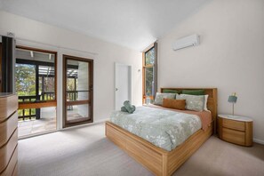 Tabla de planchar con plancha, wifi y ropa de cama 