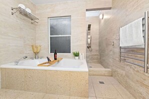 Douche, sèche-cheveux, shampoing