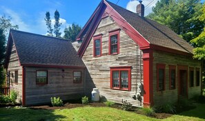 Exterior - Completely renovated 4 bedroom farmhouse dog friendly large lawn beautiful field (Thomaston)