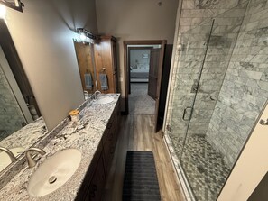 Dusche, Handtücher, Seife, Toilettenpapier