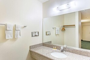 Bathroom - Travel Inn  (Mesa)
