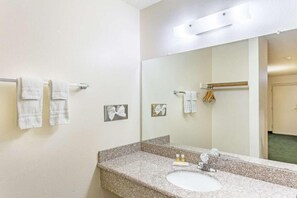 Bathroom - Travel Inn  (Mesa)