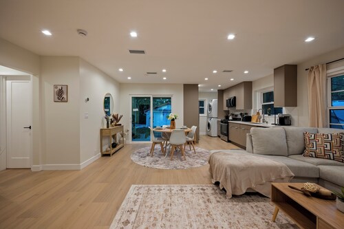 Modern 2BR In Woodland Hills EV Charger •Pool•Fast Wi-Fi+WorkDesk•AC Smart-Lock