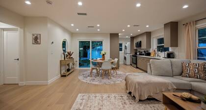 Modern 2BR In Woodland Hills EV Charger •Pool•Fast Wi-Fi+WorkDesk•AC Smart-Lock