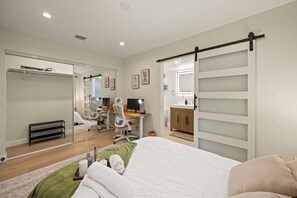 2 bedrooms, iron/ironing board, free WiFi, bed sheets