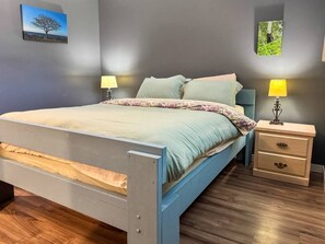 Travel crib, free WiFi, bed sheets