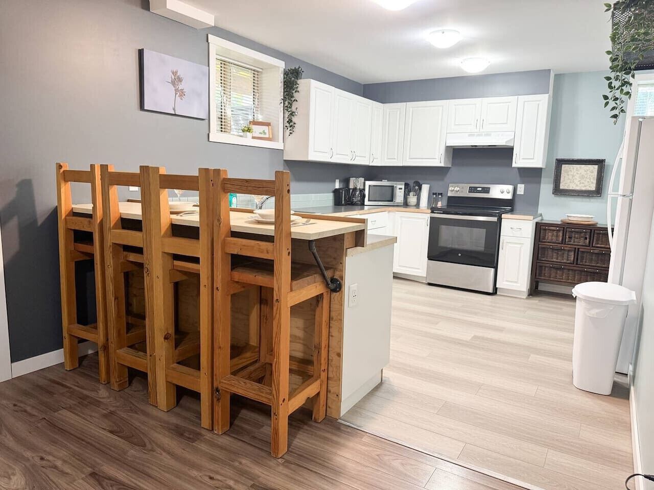 冷蔵庫、電子レンジ、オーブン、コンロ