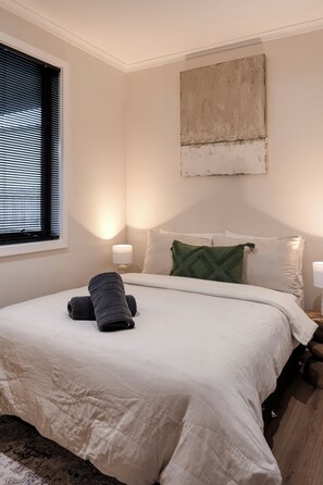 WiFi, bed sheets - Style, space & comfort in the heart of Currie (Currie)