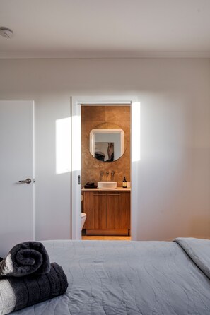 WiFi, bed sheets - Style, space & comfort in the heart of Currie (Currie)