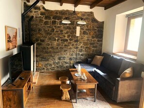 Televisión y chimenea 